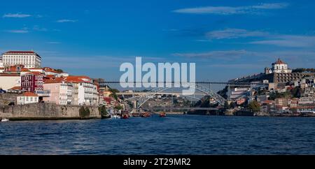 Cais da Ribeira da una gita in barca di 6 ponti sul fiume Douro, Porto, Portogallo Foto Stock