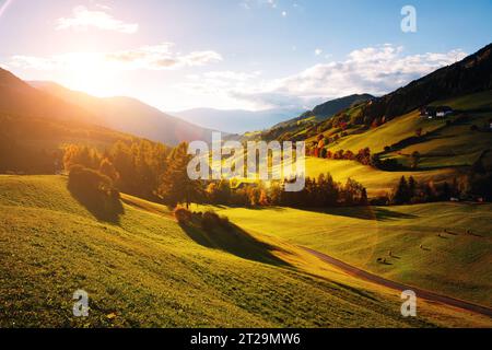 Immagine magica delle colline alpine nel villaggio di Santa Magdalena. Tranquillo ambiente rurale. Posizione famosa Place Funes Valley, gruppo Odle, Dolomiti Alps. Bolzano p Foto Stock