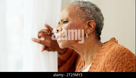Donna anziana, viso e pensiero alla finestra a casa per ricordare la memoria e rilassarsi in pensione. Una persona anziana nera seria o una vecchia signora in infermiera Foto Stock