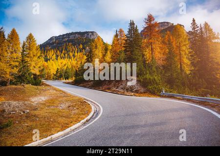 Immagine mozzafiato della strada alpina. Drammatica scena mattutina, clima cupo. Località Parco Nazionale delle tre Cime di Lavaredo, Misurina, Dolomit Foto Stock