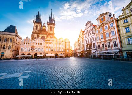 Fantastica scena della chiesa di Tyn (Tynsky chram) alla luce del sole. Popolare attrazione turistica. Posizione famosa piazza della città vecchia (patrimonio dell'umanità dell'unesco) in P Foto Stock