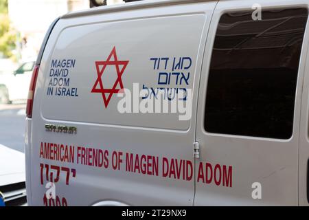 Tel Aviv, Israele - 12 ottobre 2023 - l'ambulanza israeliana di Magen David Adom, lo scudo rosso di David, parcheggiata in una strada a Tel Aviv, Israele. Foto Stock