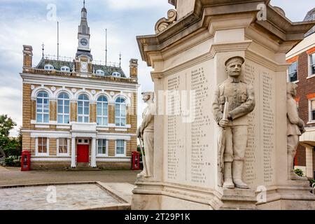 Il vecchio municipio di Staines-upon-Thames, Surry, Regno Unito, visto oltre il monumento alla guerra in Market Square. Foto Stock