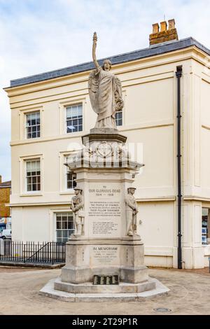 Un memoriale di guerra con una figura alata in cima a un piedistallo si trova in Market Square a Staines-upon-Thames, Surrey, Regno Unito Foto Stock