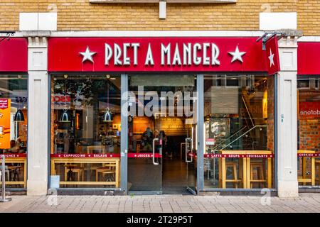 Il negozio Pret A Manger sulla High Street a Staines-upon-Thames nel Surrey, Regno Unito Foto Stock