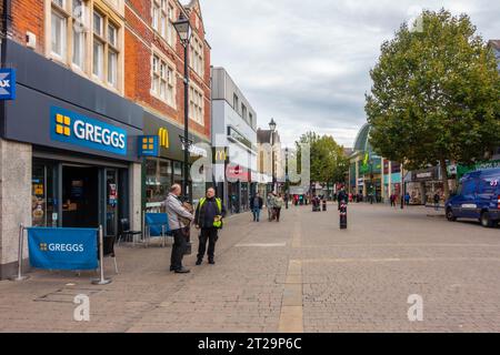 Una vista lungo High Street a Staines-upon-Thames a Surry, Regno Unito Foto Stock