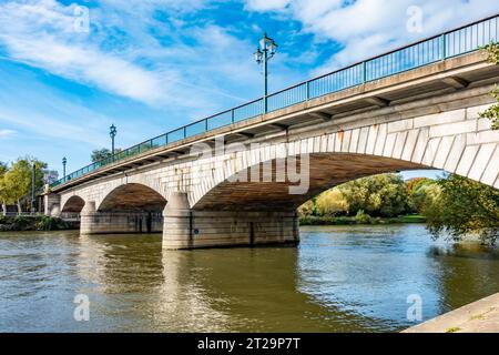 Staines Bridge è un ponte stradale che attraversa il Tamigi a Staines-upon-Thames. Visto qui contro un cielo blu Foto Stock