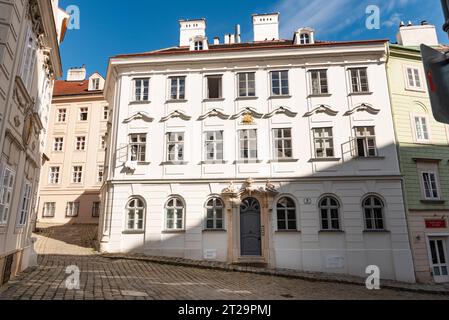 Vienna, Austria. 5 ottobre 2023 Schreyvogelgasse 8 è la porta ornata dove Orson Welles si nasconde da Joseph Cotton nel film il terzo uomo, Foto Stock