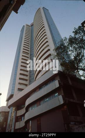 BSE Limited, nota anche come Bombay Stock Exchange, è una borsa indiana situata in Dalal Street a Mumbai. Phiroz Jeejeebhoy Towers, Dalal Street, Fort area. Foto Stock