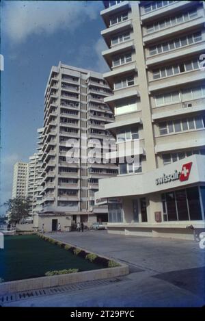 Nariman Point è un'importante area del centro di Mumbai nel Maharashtra, India. Situato sulla punta meridionale della penisola di Mumbai, Nariman Point è il quartiere degli affari di Mumbai, con alti uffici e hotel di lusso, famoso per i drink al tramonto nei bar affacciati sul mare. È sede del Centro Nazionale per le Arti dello spettacolo, l'area si trova alla fine di Marine Drive, una passeggiata costeggiata da edifici in stile art deco. Attrazione turistica, Sky Line e Mar Arabico. Foto Stock