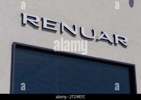 Tel Aviv, Israele - 12 ottobre 2023 - Logo di Renuar, un marchio israeliano di coaguli. Diramazione al porto di Tel Aviv. Foto Stock