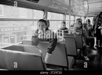 © 2023 John Angerson. 1991 - foto di strada da Bradford, ragazzo che fuma in autobus - West Yorkshire. Foto Stock