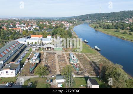 Dresda, Germania. 18 ottobre 2023. Gli storici piroscafi dell'Elba di Dresda "Pirna" (l) e "Kurort Rathen" sono in bacino di carenaggio presso il cantiere di Laubegast (foto aerea scattata con un drone). Con l'inizio della stagione dei cantieri navali, le riparazioni estetiche verranno eseguite sui vaporizzatori a pale fino al 1° maggio 2024. Credito: Sebastian Kahnert/dpa/Alamy Live News Foto Stock