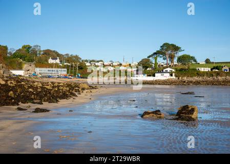 Traeth Bychan, una piccola spiaggia sabbiosa sulla costa orientale di Anglesey, Galles del Nord. Foto Stock