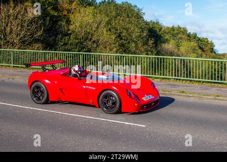 Raffo Belva Barchetta anni '1998 90 Red rare Raffo Kit Car benzina 1988 cc, l'unico Raffo Belva Barchetta al mondo. Tipo 16, monoposto con tetto apribile e spoiler posteriore, coupé con portiere incernierate e motore boxer a quattro cilindri dell'Alfa Romeo Alfasud; attraversamento del ponte autostradale a Greater Manchester, Regno Unito Foto Stock