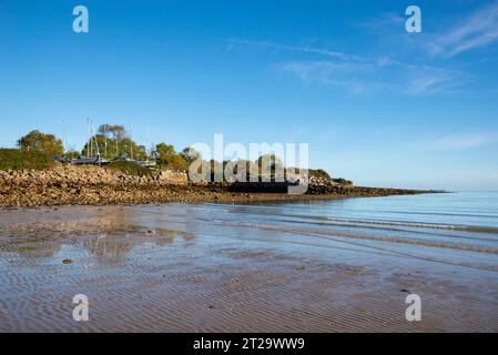 Traeth Bychan, una piccola spiaggia sabbiosa sulla costa orientale di Anglesey, Galles del Nord. Foto Stock