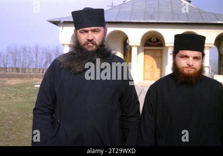 Contea di Ialomita, Romania, 2000. Ritratto di P. Teofil Belea (a sinistra), le stelle del Monastero di Balaciu, con uno dei monaci. Foto Stock