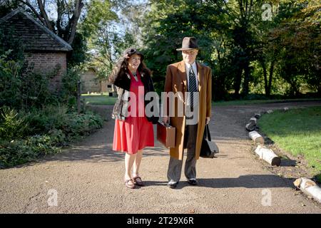 coppia anni '1940 in tipico abito vintage. Museo di Avoncroft, Bromsgrove, Inghilterra Regno Unito Foto Stock