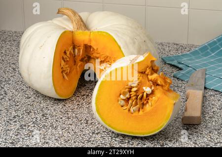 Zucca boera bianca fresca e un cuneo da vicino Foto Stock