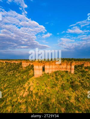 Immagini aeree delle scogliere Chilojo dello Zimbabwe nel Parco Nazionale di Gonarezhou. Foto Stock