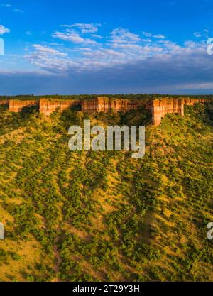 Immagini aeree delle scogliere Chilojo dello Zimbabwe nel Parco Nazionale di Gonarezhou. Foto Stock