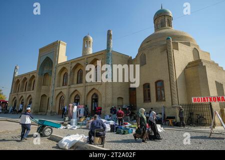 Namangan, Uzbekistan - 16 ottobre 2023: Venditori di tessuti davanti alla madrasa Mullah Kyrgyz a Namangan, Uzbekistan. Foto Stock