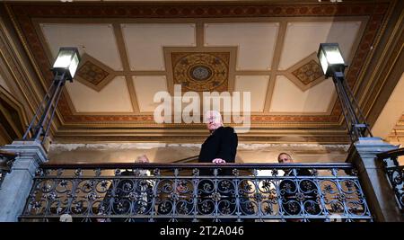 Meiningen, Germania. 18 ottobre 2023. Il presidente tedesco Frank-Walter Steinmeier (centro) visita l'ex palazzo del parlamento statale della Sassonia-Meiningen. Steinmeier ha trasferito la sua residenza ufficiale a Meiningen per tre giorni come parte del "Local Time Germany". Le fermate fuori Berlino sono progettate per parlare ai cittadini delle sfide, dei desideri e delle preoccupazioni attuali. Credito: Martin Schutt/dpa/Alamy Live News Foto Stock