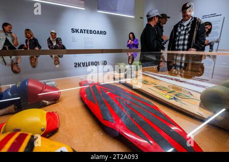 Londra, Regno Unito. 18 ottobre 2023. Mostra di skateboard al Design Museum. La prima grande mostra britannica che ha mappato l'evoluzione del design dello skateboard dagli anni '1950 ad oggi. Con oltre 90 tavole rare e uniche, insieme ad altri 150 oggetti. Crediti: Guy Bell/Alamy Live News Foto Stock