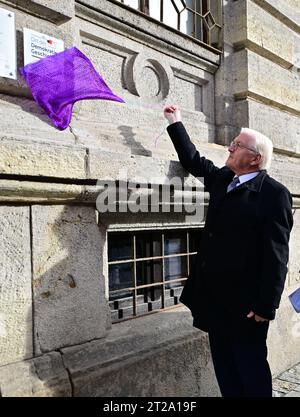 Meiningen, Germania. 18 ottobre 2023. Il presidente federale Frank-Walter Steinmeier svela una targa nell'ex edificio del parlamento statale della Sassonia-Meiningen con l'iscrizione "luogo della storia della democrazia". Steinmeier ha trasferito la sua residenza ufficiale a Meiningen per tre giorni come parte del "Local Time Germany". Le soste fuori Berlino hanno lo scopo di dialogare con i cittadini sulle sfide, i desideri e le preoccupazioni attuali. Credito: Martin Schutt/dpa/Alamy Live News Foto Stock