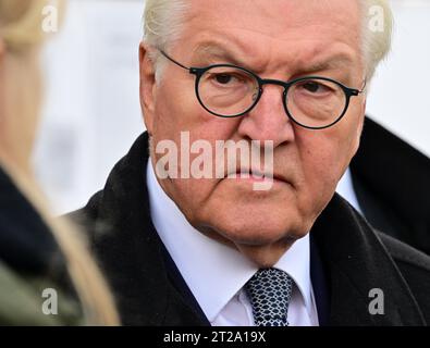 Meiningen, Germania. 18 ottobre 2023. Il presidente federale Frank-Walter Steinmeier parla con gli attori dell'Alleanza per la democrazia e la tolleranza. Steinmeier ha trasferito la sua residenza ufficiale a Meiningen per tre giorni come parte del "Local Time Germany". Le tappe fuori Berlino hanno lo scopo di parlare ai cittadini delle sfide, dei desideri e delle preoccupazioni attuali. Credito: Martin Schutt/dpa/Alamy Live News Foto Stock