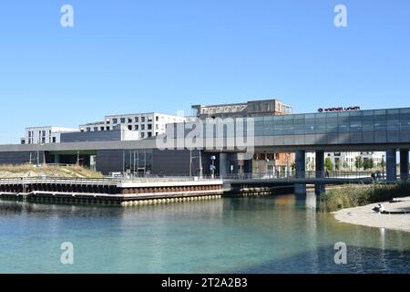 VIENNA, AUSTRIA - 2 OTTOBRE 2023: Stazione della metropolitana a Seestadt Aspern, una delle aree di sviluppo urbano più grandi d'Europa. Foto Stock