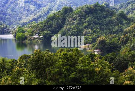 Bellezza del lago Kaptai. Questa foto è stata scattata da Rangamati, Chittagong, Bangladesh. Foto Stock