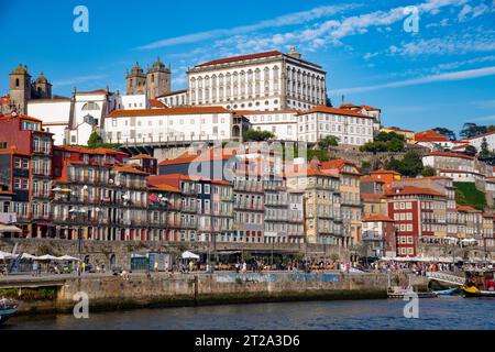 Cais da Ribeira da una gita in barca di 6 ponti sul fiume Douro, Porto, Portogallo Foto Stock