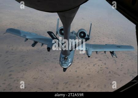 Area di controllo, Siria. 6 giugno 2023. Un aereo di supporto aereo A-10 Thunderbolt II dell'aeronautica militare statunitense si rifornisce da un KC-135 Stratotanker durante una pattuglia sull'area di responsabilità del comando centrale, il 6 giugno 2023 in Siria. Credito: SSgt. Emily Farnsworth/Planetpix/Alamy Live News Foto Stock