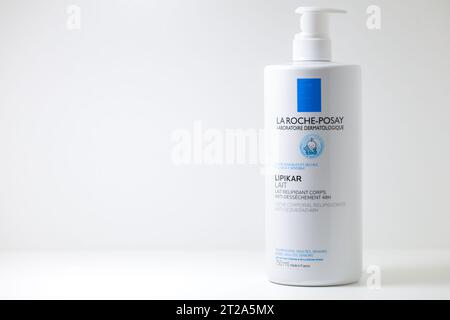 Parigi, Francia - 18 ottobre 2023: La Roche-Posay Body Care Lipikar Lait lozione su sfondo bianco Foto Stock