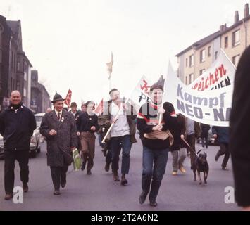 Ereignisse und Personen aus 70er Jahre DEU, Deutschland: Die historischen Farbfotos aus den Zeiten der 70er Jahre zeigen Ereignisse und Personen aus Politik, Kultur, Gewerkschaften, Arbeitsleben, Medizin u.a. Ruhrgebiet. Demo der Friedensbewegung 1965 DEU, Germania: Le foto storiche a colori degli anni '1970 mostrano eventi e persone di politica, cultura, sindacati, vita lavorativa, medicina, ecc.. *** Eventi e persone degli anni '70 DEU, Germania le foto storiche a colori degli anni '1970 mostrano eventi e persone di politica, cultura, sindacati, vita lavorativa, medicina, ecc Ruhrgebiet Demon Foto Stock