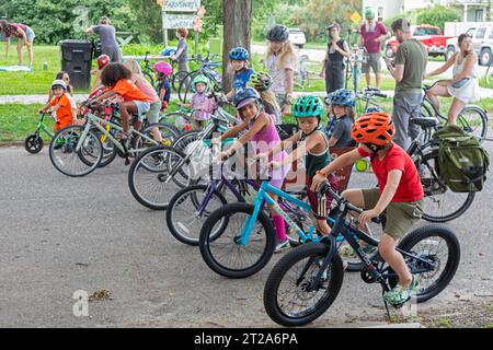 Detroit, Michigan - i bambini si riuniscono per iniziare il Farnsworth Criterium, una sfilata di biciclette per bambini e una corsa su e intorno a Farnsworth Street Foto Stock