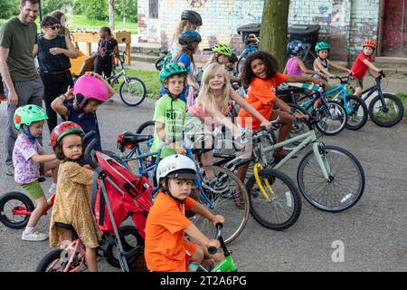 Detroit, Michigan - i bambini si preparano a iniziare il Farnsworth Criterium, una sfilata di biciclette per bambini e una corsa su Farnsworth Street a Detroi Foto Stock