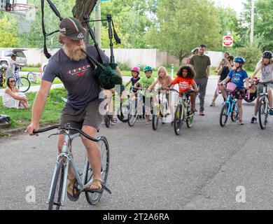 Detroit, Michigan - Un bagpiper gioca all'inizio del Farnsworth Criterium, una sfilata di biciclette per bambini e una corsa su e intorno a Farnsworth Street Foto Stock