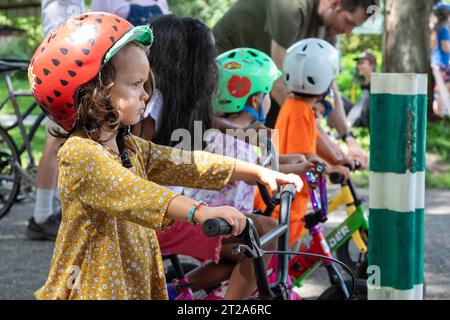 Detroit, Michigan - i bambini si riuniscono prima dell'inizio del Farnsworth Criterium, una sfilata di biciclette per bambini e una corsa su Farnsworth Street e intorno a essa Foto Stock