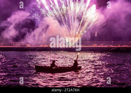 Fantastici fuochi d'artificio durante i festeggiamenti dell'Armata, una consuetudine locale annuale dell'isola di Spetses, Grecia, Europa, che rappresenta una battaglia navale. Foto Stock