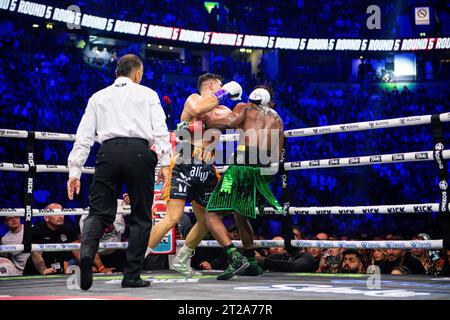 Manchester, Regno Unito. Tommy Fury combatte contro KSI durante l'evento prime Card alla Manchester Arena. Fury ha vinto per decisione della maggioranza. Credito: Benjamin Wareing/ Alamy Live News Foto Stock