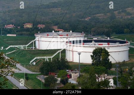 La tratta transalpina dell'oleodotto (tal) lunga 753 km collega la città italiana di Trieste con la Germania. L'immagine è del San Dorligo della Valle Foto Stock