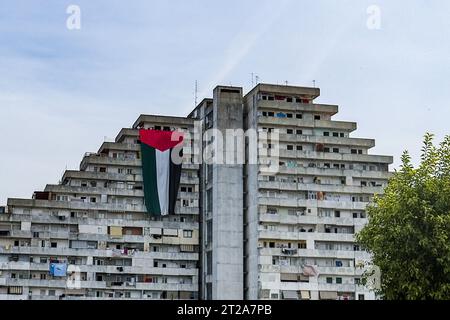 Napoli, Italia. 18 ottobre 2023. Una grande bandiera di circa 30 metri con i colori della Palestina è stata esposta per alcuni minuti sul Vele di Scampia, su iniziativa degli attivisti della rete per la Palestina. Erano presenti circa quaranta attivisti. La bandiera è stata mostrata per alcuni minuti e poi rimossa, attirando l'attenzione dei passanti. Credito: Live Media Publishing Group/Alamy Live News Foto Stock