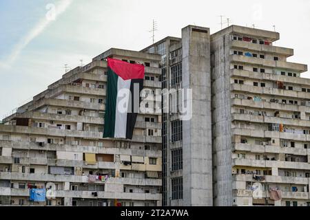 Napoli, Italia. 18 ottobre 2023. Una grande bandiera di circa 30 metri con i colori della Palestina è stata esposta per alcuni minuti sul Vele di Scampia, su iniziativa degli attivisti della rete per la Palestina. Erano presenti circa quaranta attivisti. La bandiera è stata mostrata per alcuni minuti e poi rimossa, attirando l'attenzione dei passanti. Credito: Live Media Publishing Group/Alamy Live News Foto Stock