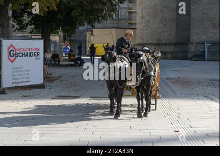 Besuch in der Stadt Salzburg in Österreich, AM 12.10.2023. DAS Bild zeigt einen Fiaker mit Kutscher und Gästen, am Residenzplatz in Salzburg 2023 - Besuch in der Stadt Salzburg in Österreich, AM 12.10.2023. *** Visita alla città di Salisburgo in Austria, il 12 10 2023 la foto mostra un Fiaker con coachman e ospiti, alla Residenzplatz di Salisburgo 2023 visita alla città di Salisburgo in Austria, il 12 10 2023 Foto Stock