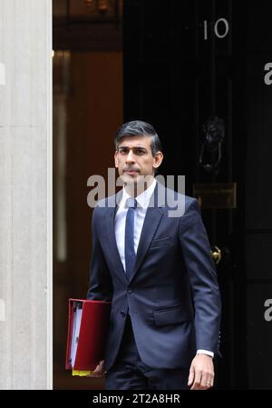 PM Rishi Sunak lascia No. 10 Downing Street per dirigersi verso PMQ in mezzo al conflitto di Gaza 18 ottobre 2023, Londra, Regno Unito Foto Stock