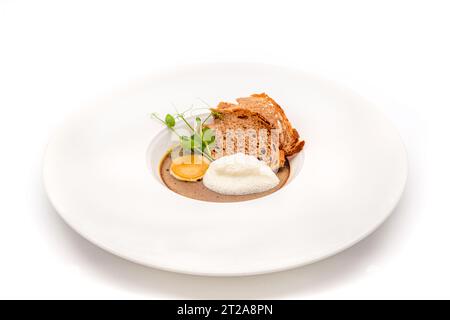 Crostini fegatini su piatto di porcellana bianca su sfondo bianco Foto Stock