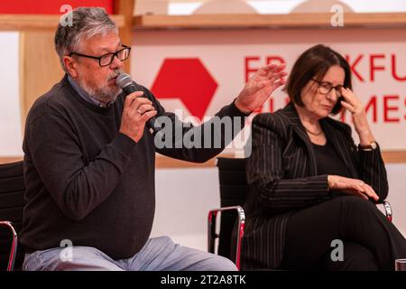 Francoforte sul meno, Germania. 18 ottobre 2023. 75a Fiera del Libro di Francoforte / Frankfurter Buchmesse 2023: Discussione rotonda sul tema "speranza per la Russia: Qualcuno, in qualche modo, qualche volta?" E sulle prospettive di cambiamento democratico in Russia con Michail Schischkin (autore russo-svizzero), Irina Scherbakowa (autrice e storica russa, co-fondatrice di Memorial), e altri. Crediti: Christian Lademann/LademannMedia/Alamy Live News Foto Stock