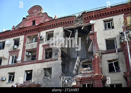 ZAPORIZHZHIA, UCRAINA - 18 OTTOBRE 2023 - un condominio mostra danni causati da un missile russo, Zaporizhzhia, Ucraina sud-orientale. Come pronti contro termine Foto Stock